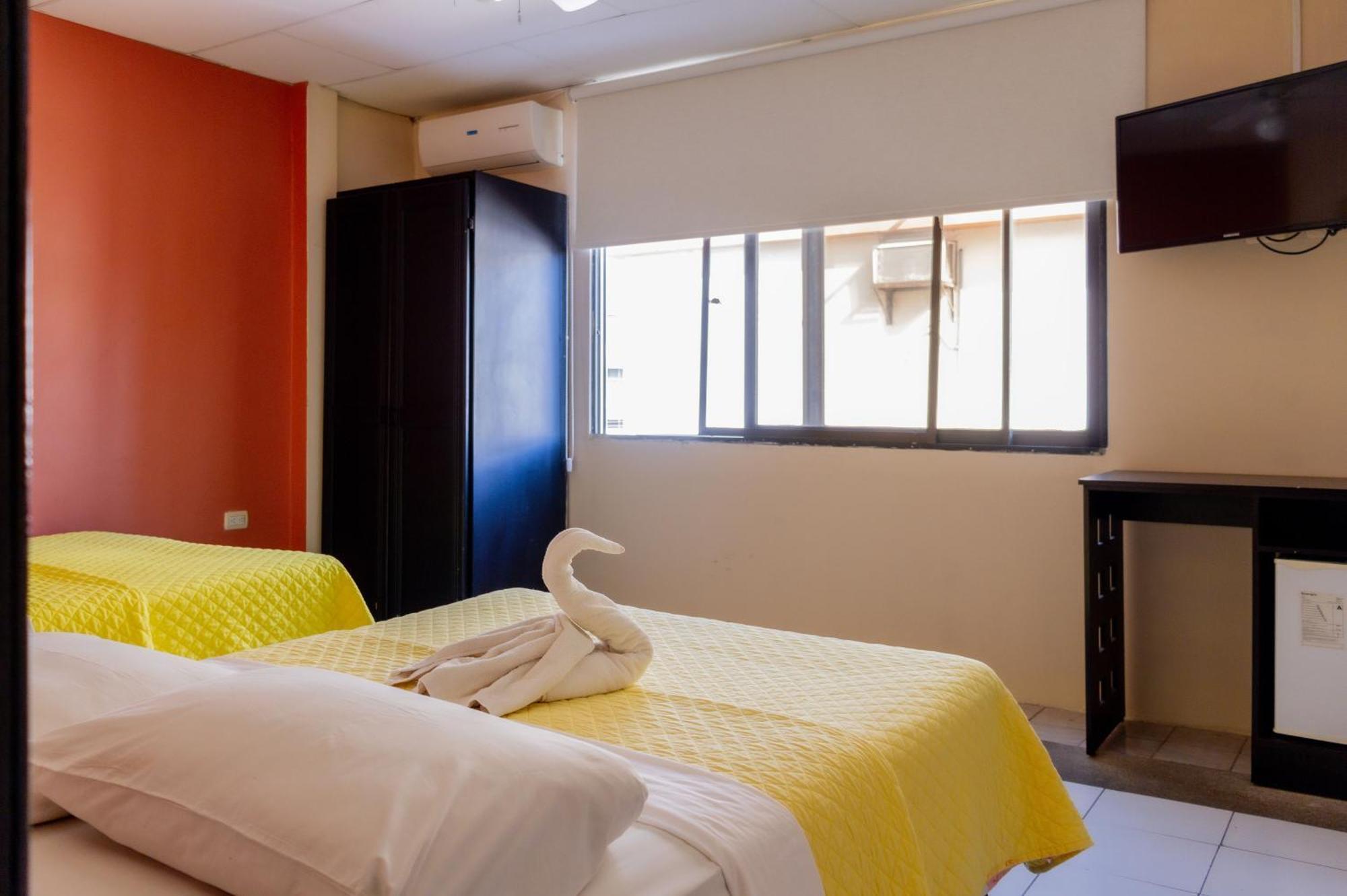 Hostal Antares Manta Exterior foto